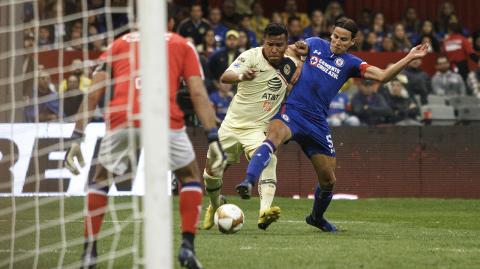 CIUDAD DE MÃ‰XICO, 13DICIEMBRE2018.- Roger MartÃnez, delantero americanista, pelea el balÃ³n con Igor Lichnovsky, defensa Azul, en el partido de ida de la Final de la Liga Mx, entre ÃÅguilas del AmÃ©rica y la MÃ¡quina Celeste de Cruz Azul, disputado en el Estadio Azteca.  FOTO: ISAAC ESQUIVEL /CUARTOSCURO.COM