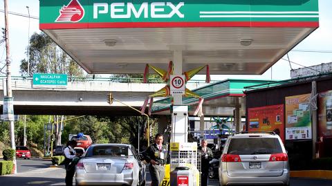 GASOLINAZO - 29DICIEMBRE2016- ASPECTOS DE GASOLINERAS DE LA CIUDAD DE MEXICO, DESDE EL PRIMERO DE ENERO EL COSTO DE LA GASOLINA AUMENTARA, EL COSTO POR LITRO DE MAGNA SERA DE 16.33 Y DE PREMIUM 18.20. FOTO GABRIELA ESQUIVEL