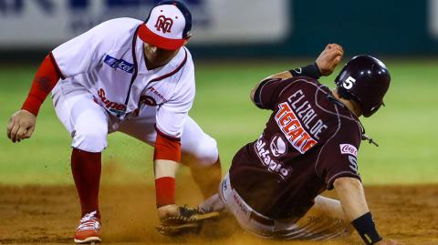 Sebastian Elizalde de los Tomateros se barre en una jugada con el segunda base Diego Madero de los mayos , durante el 6to juego de beisbol de la serie final entre Mayos de Navojoa vs Tomateros de Culiacan celebrado en Estadio Manuel ¨Ciclon¨  Echeverria. Temporada 2018 de la Liga Mexicana del Pacifico. Navojoa Sonora a  27 enero 2018.  (Foto:Luis Gutierrez/NortePhoto.com) - *CREDITO OBLIGATORIO*NoVenta A Terceros*. No se permite hacer Archivo. ©Imagenes con derechos de autor, ©Derechos Reservados. El uso de las imagenes está sujeto a un PAGO a NortePhoto. El uso no autorizado de Imagen esta sujeta a una pena de hast