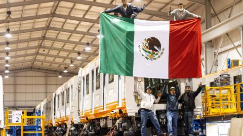 El equipo de CAF que construyó uno los primeros trenes de aluminio en México - Foto: Cortesía