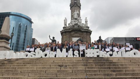 www.cuartoscuro.com - CIUDAD DE MÃ‰XICO, 29AGOSTO2017.- Representantes de alrededor de 200 organizaciones de la sociedad civil, se dieron cita en el ÃÅngel de la Independencia para exigir a la ProcuradurÃa General de la RepÃºblica que se convierta en una â€œfiscalÃa autÃ³noma, capaz e independienteâ€ù para mejorar sus funciones y deje de estar consignada a la polÃtica, la corrupciÃ³n y la incompetencia. FOTO: GALO CAÃ‘AS /CUARTOSCURO.COM