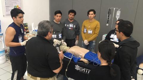 Estudiantes del curso durante la práctica con un maniquí - Foto: Cortesía 