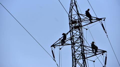 TECPAN, GUERRERO, 22MAYO2014.- Trabajadores de la Comisión Federal de Electricidad (CFE) realizan maniobras en torres de alta tension como parte de una demostración para prevenir afectaciones por fenomenos naturales como parte de la Reunion Nacional de Huracanes 2014.FOTO: CUARTOSCURO.COM