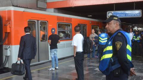 Elementos de Seguridad Pública realizaron un operativo en el metro Chabacano para combatir el comercio ambulante, conocidos como vagoneros. FOTO: ARMANDO MONROY /CUARTOSCURO.COM