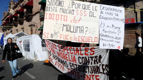 MORELIA, MICHOACÃÅN, 29ENERO2019. Miembros del magisterio afiliados a la Coordinadora y el Sindicato Nacional de Trabajadores de la EducaciÃ³n (CNTE y SNTE), continÃºan paralizando los servicios pÃºblicos en toda la entidad como medida para que el Gobierno de MichoacÃ¡n satisfaga los salarios devengados y prestaciones de Ley. FOTO: JUAN JOSÃ‰ ESTRADA SERAFÃçN /CUARTOSCURO.COM