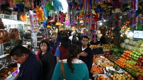 COMPRAS NAVIDE�AS - 23DICIEMBRE2014- EN EL MERCADO DE SAN JUAN SE HACEN LAS COMPRAS PREVIAS A LA NAVIDAD. FOTO, GABRIELA ESQUIVEL