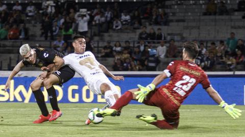 CIUDAD DE M�XICO, 12MARZO2019.- Pumas UNAM gana 1-0 a Dorados de Sinaloa, con autogol de Luis Jerez, en partido de Copa Mx disputado en el estadio de Ciudad Universitaria. En la imagen, Felipe Mora intenta definir una clara de gol. FOTO: ISAAC ESQUIVEL /CUARTOSCURO.COM