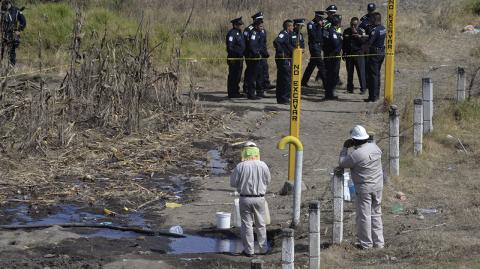 TOLUCA, ESTADO DE MÃ‰XICO, 06DICIEMBRE2018.- PolicÃas municipales de Toluca, de la Secretaria de Seguridad Estatal y PolicÃa Militar resguardan una toma clandestina de gasolina ubicada a un costado del Libramiento Bicentenario, en la comunidad de Santa Cecilia, hubo un enfrentamiento entre pobladores y policÃas despuÃ©s de que se estaban robando el combustible. FOTO: ARTEMIO GUERRA BAZ /CUARTOSCURO.COM