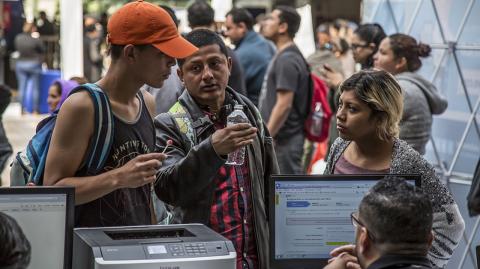 90227154. Tijuana, 27 Feb 2019 (Notimex-Eduardo Jaramillo).- La Dirección de Atención al migrante realizó la Segunda Feria del Empleo a Migrantes en el patio central de Palacio Municipal de Tijuana, donde 20 empresas ofrecieron alrededor de 800 vacantes a nacionales y extranjeros.NOTIMEX/FOTO/EDUARDO JARAMILLO/STAFF/LAB/