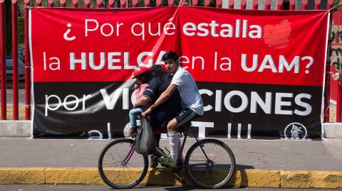 CIUDAD DE MEXICO, 03FEBRERO2019.-Exigiendo un aumento salarial, revision de contrato, evaluaciOn de contratacion de personal y honorarios, el Sindicato Independiente de Trabajadores de la Universidad Autonoma Metropolitana (SITUAM), estallo en huelga el pasado viernes 1 de febrero. Cerrando todos los acceso y colocando banderas rojinegras en las instalaciones de la UAM Azcapotzalco, ubicada en la Col. Reynosa Tamaulipas, Alcaldia Azcapotzalco. El personal docente y administrativo de la universidad, decidio parar las labores, con una votacion de 127  a favor, 120 en contra, lo cual afectara a cerca de 53 mil 900 alumnos. FOTO: ROGELIO MORALES /CUARTOSCURO.COM