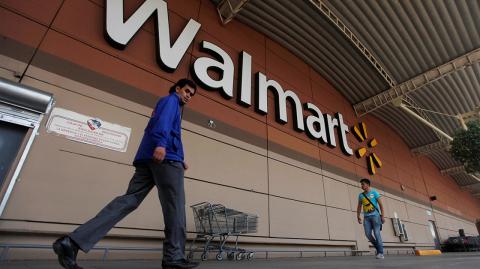 FILE PHOTO: Shoppers walk from a Wal-Mart store in Mexico City - FILE PHOTO: Shoppers walk from a Walmart store in Mexico City, August 15, 2012. REUTERS/Edgard Garrido/File Photo - NARCH/NARCH30