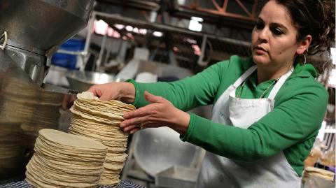 ZACATECAS, ZACATECAS, 17ENERO2017.- Debido al incremento de los hidrocarburos, el precio de la tortilla en el estado se incrementó desde los $13 hasta los $16 pesos en algúnos municipios del estado. La asociación de Industriales de la Masa y la Tortilla de Zacatecas informó que debido al aumento del gas LP del 20%, energía eléctrica de 11% y el agua potable de hasta un 20%, tuvieron un impacto muy fuerte en los gastos de los industriales de éste producto básico.FOTO: MISAEL VALTIERRA / CUARTOSCURO.COM