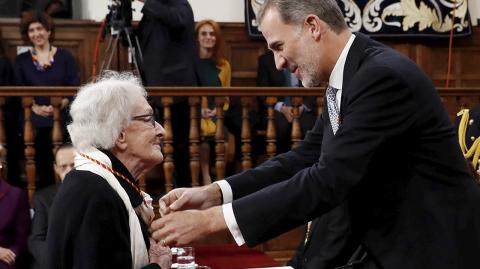 Uruguayan poet Ida Vitale receivies the Cervantes prize from Spain