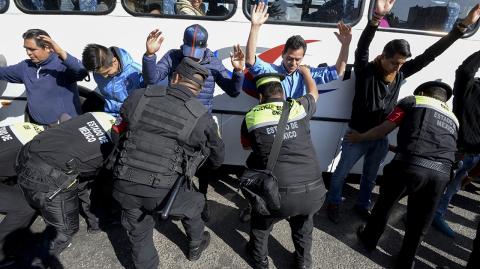 TOLUCA, ESTADO DE MEXICO, 20ENERO2017.- Ante el aumento de denuncias por asaltos en el transporte publico se reforzo las revisiones del Plan Tres de Transporte Seguro en el Valle de Toluca por parte de elementos de la CESC.  FOTO: ARTEMIO GUERRA BAZ / CUARTOSCURO.COM