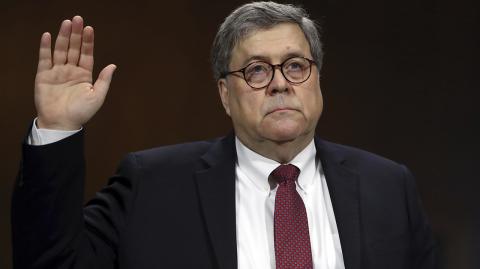 William Barr - El secretario de Justicia estadounidense William Barr presta juramento antes de declarar ante la Comisi�n de Justicia del Senado en Washington, mi�rcoles 1 de mayo de 2019. (AP Foto/Andrew Harnik)