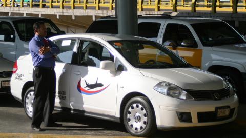 MƒXICO D.F. 08ENERO2009.- El d’a de hoy se autorizaron permisos a nuevos prestadores del servicio de taxis en el Aeropuerto Internacional de la Ciudad de México (AICM). Nueva Imagen es una nueva empresa que ofrecer‡ el servicio con 300 unidades, Portotaxi con 105 unidades, Sitio 300 cuenta con el 65 por ciento del servicio con 737 unidades. En promedio se realizan seis mil 300 servicios de taxi por d’a.FOTO: RODOLFO ANGULO/CUARTOSCURO.COM