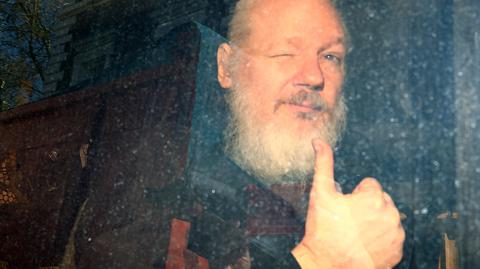 Julian Assange, en el momento de ser arrestado por la policía londinense, el pasado 11 de abril. Foto: Reuters