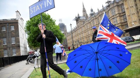 Manifestantes anti-Brexit frente a la Cámara de los Comunes, en Londres, el pasado 3 de mayo. Foto: Reuters