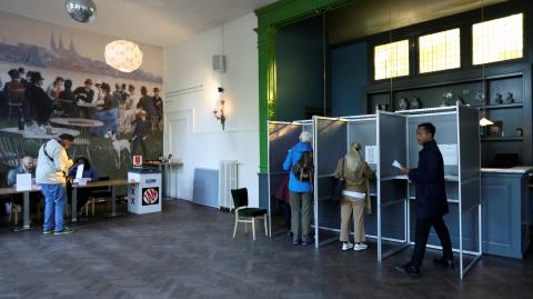 Un grupo de ciudadanos holandeses acude a una casilla en Amsterdam para votar por sus representantes en el Parlamento Europeo. Foto: Reuters