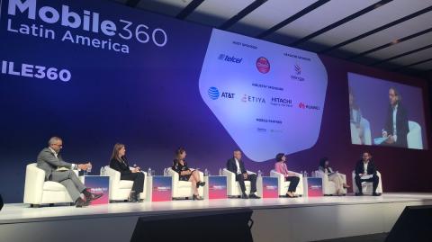 Javier Salgado, el primero a la izquierda, durante su participación en el foro de la GSMA en la Ciudad de México. Foto: Twitter @GSMA Latin America