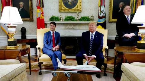 El presidente Donald Trump recibió al primer ministro canadiense Justin Trudeau en la Oficina Oval para hablar sobre los avances del T-MEC. Foto: AFP