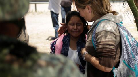 México nunca había utilizado las fuerzas de seguridad para detener a los ciudadanos extranjeros indocumentados que salen del país hacia los Estados Unidos. Las fotografías de policías militarizados que capturan a mujeres centroamericanas en la frontera en los últimos días han sido fuertemente criticadas.