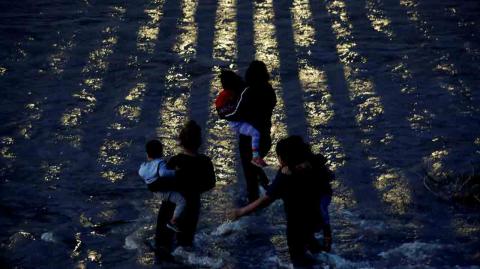 Migrantes cruzando el Río Bravo en la frontera norte de México. Foto: Reuters.