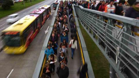 El Transmilenio, donde se inspiró el Metrobús mexicano, está siendo rebasado por la demanda de los pasajeros, de ahí que el gobierno colombiano planee la construcción de la primer línea de metro de Bogotá. Foto: AFP.