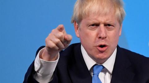 Boris Johnson se ha convertido en primer ministro del Reino Unido tras haber sido elegido como sucesor de Theresa May. Boris Johnson, quien fuera alcalde de Londres, ha prometido devolver a Gran Bretaña “el liderazgo que se merece”. Para ello ha reafirmado el compromiso de abandonar la Unión Europea el 31 de octubre, “con o sin acuerdo”.