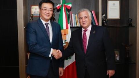 Zhu Qingqiao, embajador de la República Popular de China en México, inició su misión diplomática al país hace unas semanas. En la imagen, con el secretario de Turismo, Miguel Torruco. Foto: Sectur.