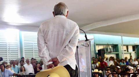 El presidente López Obrador dio a conocer el último reporte del FBI en su discurso durante su visita al hospital del IMSS en Huetamo. Foto EE: Cortesía Gobierno de México