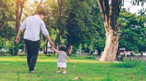 En la legislación mexicana no se les ha dado un trato igualitario a los permisos de paternidad, porque mientras la licencia de maternidad fue incluida en la Constitución desde hace más de 100 años, el permiso de paternidad se adicionó en la Ley Federal de Trabajo hasta 2012.