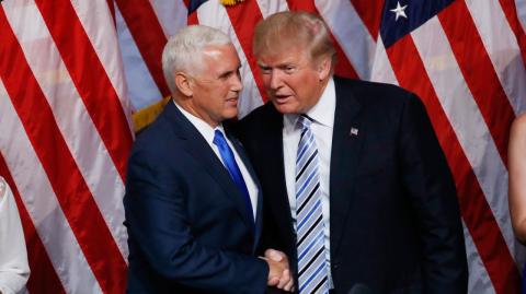 El presidente de Estados Unidos, Donald Trump, y su vicepresidente Mike Pence, en una conversación personal durante un evento en Indiana. Foto: Reuters.