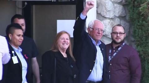 Bernie Sanders, precandidato presidencial demócrata, al salir este viernes de un hospital donde fue atendido resultado de un infarto. Foto: Twitter.com/BernieSanders.