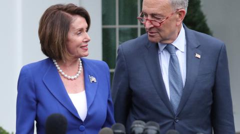 Nancy Pelosi y el senador Chuck Schumer ante la prensa, ayer, después de una reunión con Trump en la Casa Blanca. Foto: Reuters