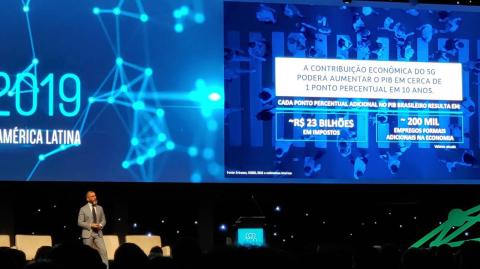 Pietro Labriola, CEO de TIM desde abril de 2019, en su conferencia en Futurecom 2019. Labriola, con 17 años en TIM Brasil, ocupó diversos cargos como director de operaciones y jefaturas en áreas de mercadotecnia, relaciones institucionales y TI. Foto: Nicolás Lucas.