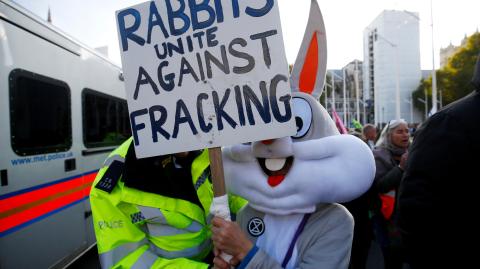 Manifestantes afuera del Parlamento Británico en una protesta contra el fracking, el jueves 31 de octubre. Foto: Reuters