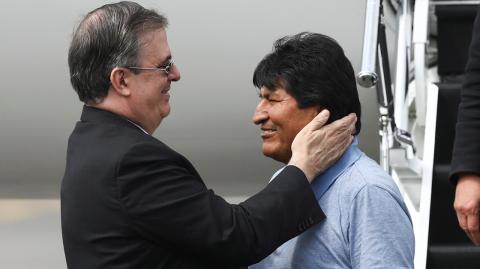 Recepción. El canciller Marcelo Ebrard recibió a Evo Morales en el Aeropuerto Internacional de la Ciudad de México. Foto: Reuters