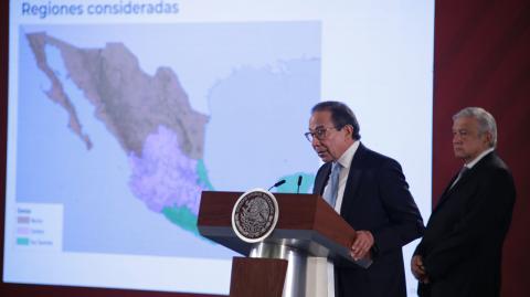 El líder del CCE, en la imagen con el presidente López Obrador, agregó que será hoy o mañana cuando su organización dé a conocer la lista de obras en las que participará, pero adelantó que entre las que se contemplan es la del Viaducto Elevado en la zona de Indios Verdes, en el norte de la Ciudad de México. Foto: Eric Lugo.