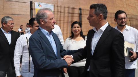 Eugenio Nájera, de Nafin, con el gobernador de Oaxaca, Alejandro Murat Hinojosa. Foto: Cortesía Gobierno de Oaxaca