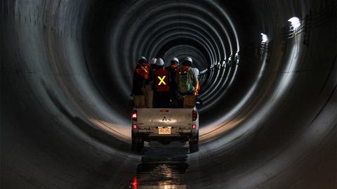 La obra, considerada la más grande de drenaje profundo en el mundo, cuenta con 25 lumbreras (o pozos) de 30 a 150 metros de profundidad y un portal de salida que permitirá reducir inundaciones en la Zona Metropolitana del Valle de México.