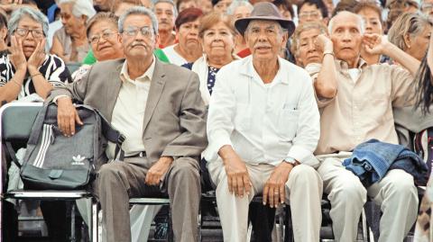 Antes de cambiarse de afore el trabajador debe considerar la comisión que cobran y el rendimiento que ofrecen. Foto: Cuartoscuro