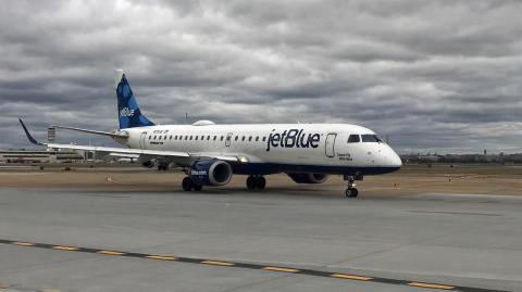 JetBlue transporta a más de 42 millones de pasajeros al año a unas 100 ciudades estadounidenses y opera un promedio de 1,000 vuelos diarios. Foto: AFP