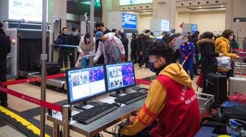 Un inspector realiza medidas de control para identificar posibles personas afectadas por el coronavirus que viajan de Wuhan a Pekín. Foto: Twitter.com/XHNews.