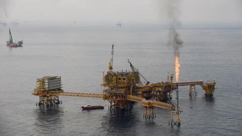 TO GO WITH AFP STORY BY JENNIFER GONZALEZAerial view of the Pemex (Petroleos Mexicanos) Ku-S oil processing center, part of the Ku-Maloob Zaap complex, in the Gulf of Mexico, off Ciudad del Carmen, Campeche state, Mexico, on August 5, 2010. The Ku-S' 60-meter-depth wells extract 220,000 barrels of oil per day, and are still far from the 500 meters limit, the minimum depth to be considered as being in deep waters. AFP PHOTO/Alfredo Estrella