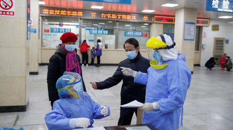 El nuevo 2019-nCoV, y el SARS pertenecen a la misma familia de coronavirus, y tienen un 80% de similitudes genéticas. Pero el 2019-nCoV es menos "fuerte" y más contagioso. Foto: Reuters