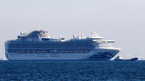 El barco Diamond Princess llegó el lunes por la noche a la Bahía de Yokohama, cerca de Tokio, con 3,711 personas a bordo. Foto: Reuters