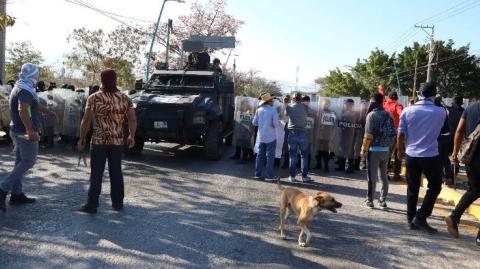 El 16 de febrero pasado, elementos de seguridad del estado de Chiapas agredieron a integrantes de la caravana encabezada por padres y madres de los normalistas desaparecidos de Ayotzinapa. Foto: Twitter Tlachinollan