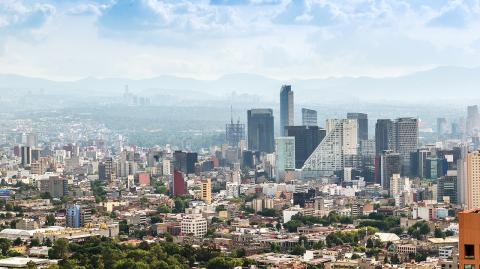 La confianza de los consumidores en México cayó 4.7% en comparación anual. Lo que más les preocupa son sus posibilidades económicas de realizar compras mientras que la situación futura del país es el rubro donde más perdieron optimismo. Foto: Shutterstock