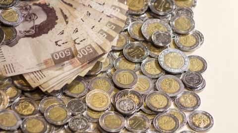 Peso mexicano cae a 22.86 unidades por dólar